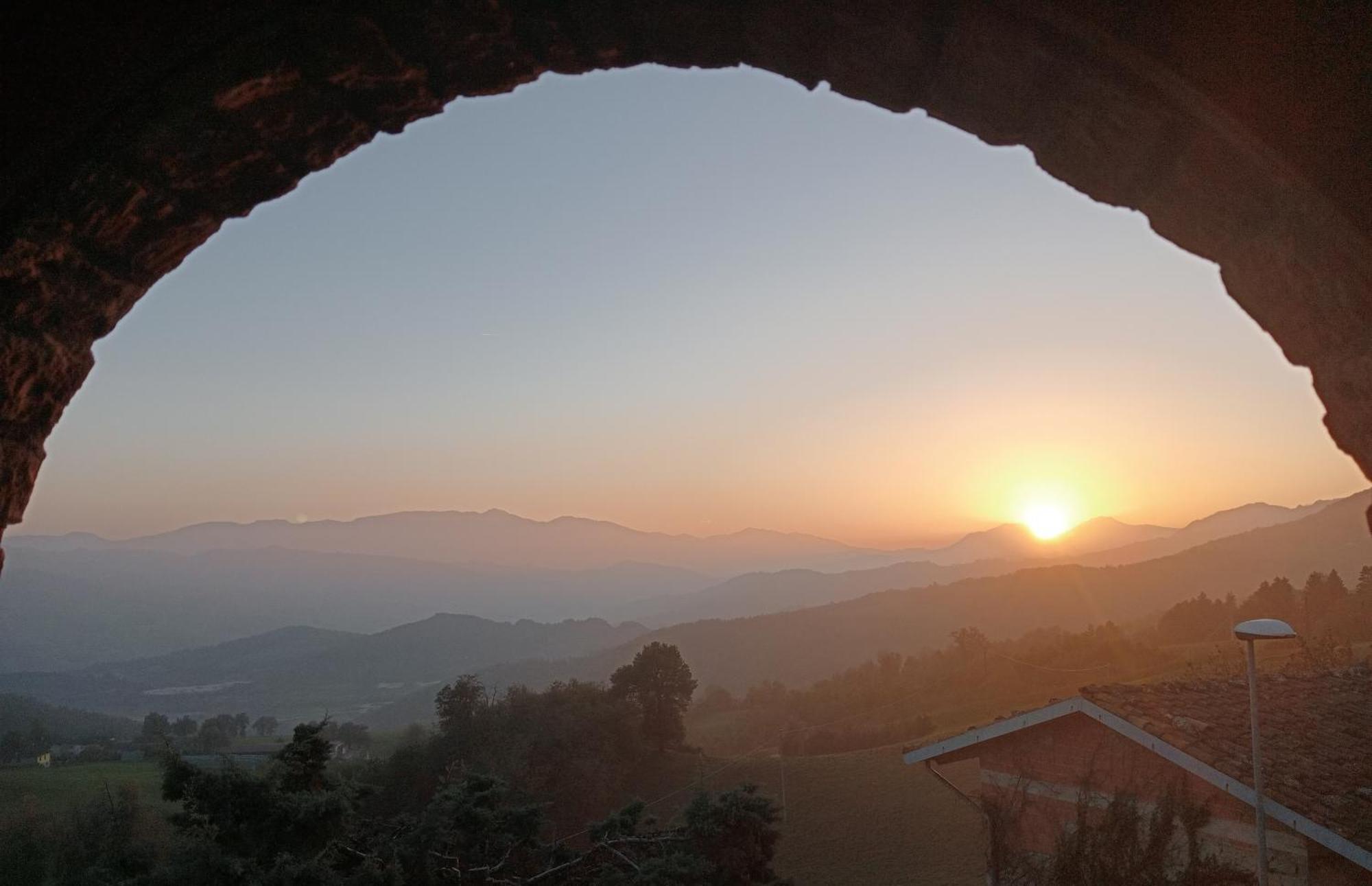 Casale Monte Valestra Bed & Breakfast *