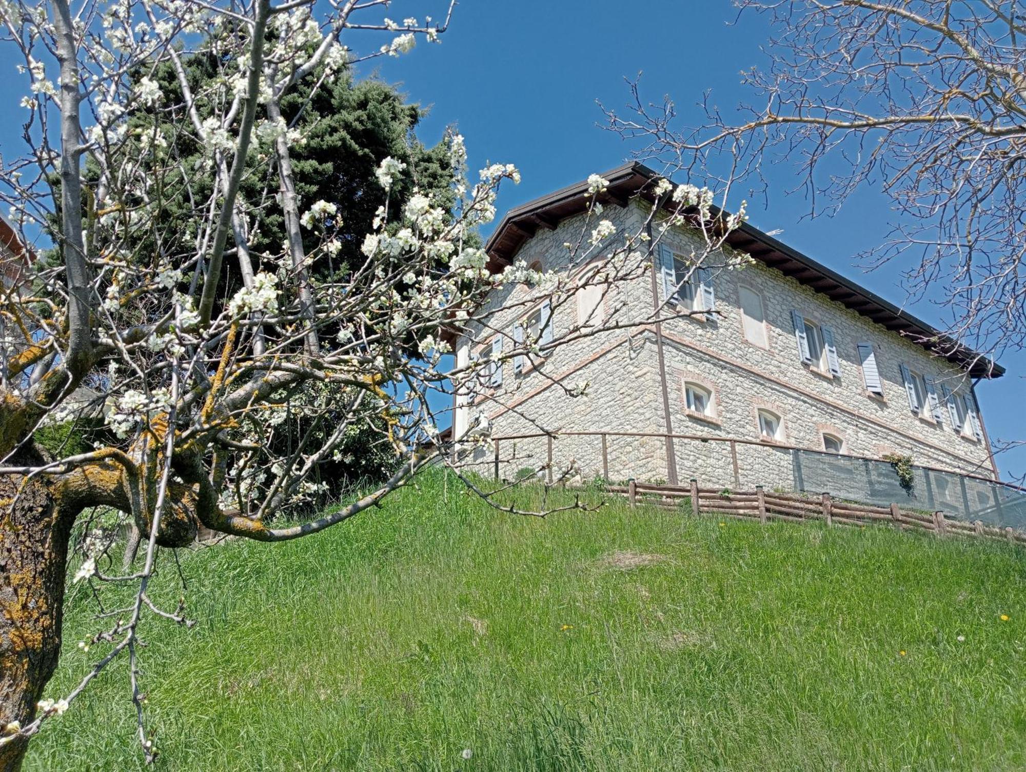 Casale Monte Valestra Bed & Breakfast Bebbio